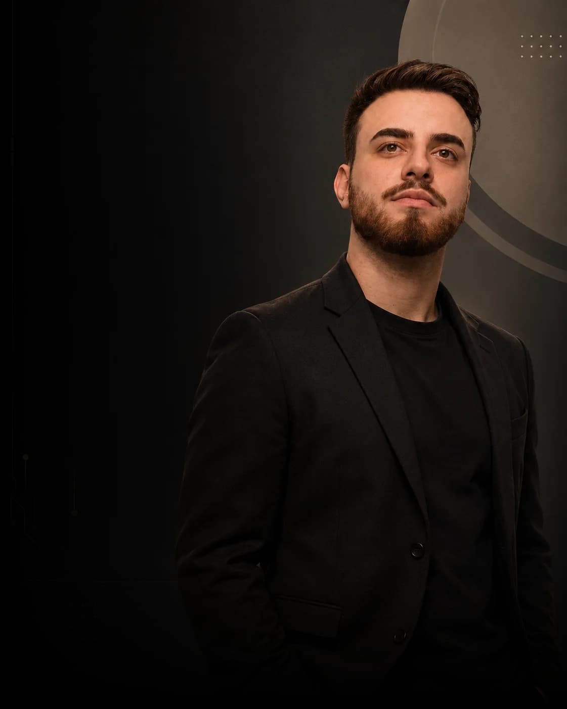 Retrato de Gabriel Puig, de blazer escuro, olhando ligeiramente para cima.